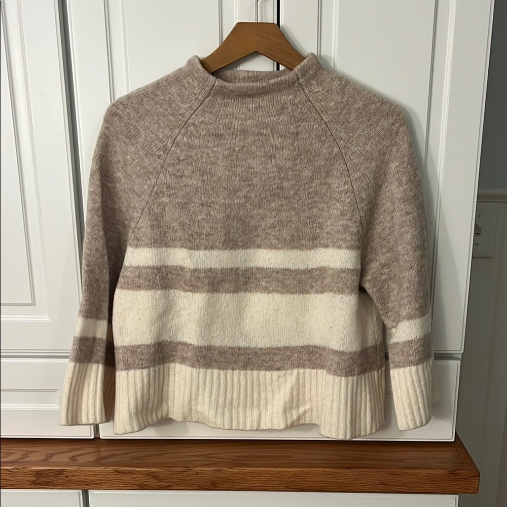 Banana Republic Cozy Beige and Cream Women's Sweater